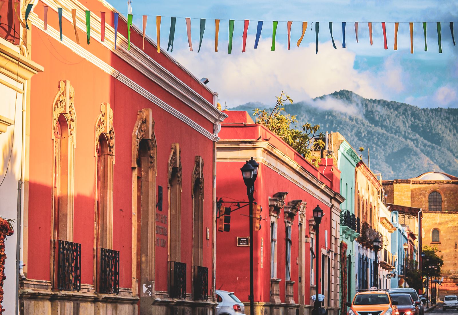 Calle tradicional de Oaxaca al amanecer
